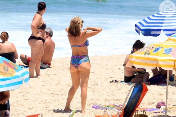 Luana Piovani foi alvo de comentários na web após aparecer de biquíni na praia