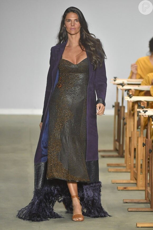 O look de couro com bordados da Patricia Viera desfilado por Daniela Sarahyba é um luxo só