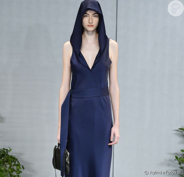 Vestidos que vão estar em alta nas próximas temporadas pelas passarelas do SPFW: Minimalismo total no look que mistura o casual ao chiquérrimo com modelagem despojada e tecido rico no desfile de Gloria Coelho
