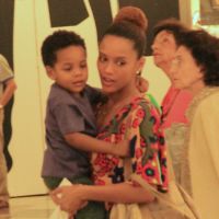 Grávida, Taís Araújo carrega o filho no colo durante passeio em shopping do Rio