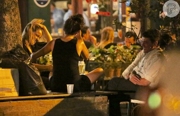 Fernanda Gentil curte barzinho do baixo Gávea, na zona sul do Rio de Janeiro, com a namorada, Priscila Montandon, e o pai, Maurício Gentil, na noite desta quarta-feira, 25 de outubro de 2018