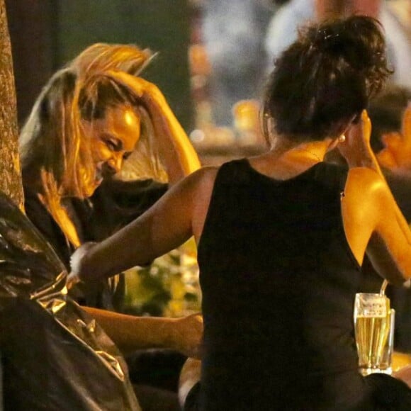 Fernanda Gentil curte barzinho do baixo Gávea, na zona sul do Rio de Janeiro, com a namorada, Priscila Montandon, e o pai, Maurício Gentil, na noite desta quarta-feira, 25 de outubro de 2018