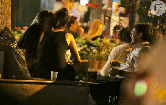 Fernanda Gentil curte barzinho do baixo Gávea, na zona sul do Rio de Janeiro, com a namorada, Priscila Montandon, e o pai, Maurício Gentil, na noite desta quarta-feira, 25 de outubro de 2018