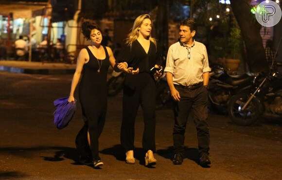 Fernanda Gentil curte barzinho do baixo Gávea, na zona sul do Rio de Janeiro, com a namorada, Priscila Montandon, e o pai, Maurício Gentil, na noite desta quarta-feira, 25 de outubro de 2018