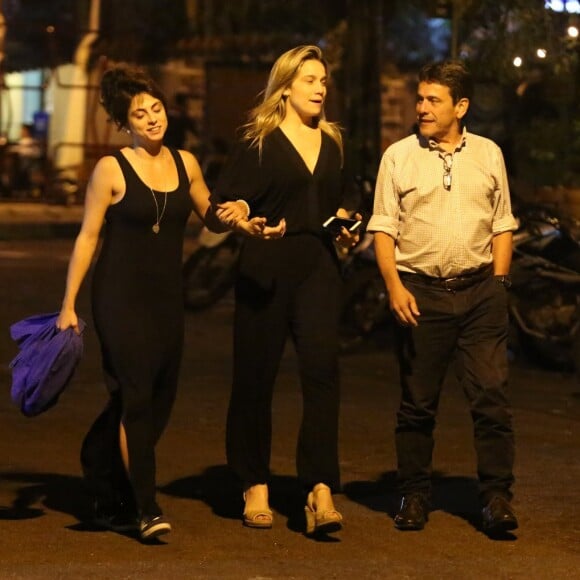 Fernanda Gentil curte barzinho do baixo Gávea, na zona sul do Rio de Janeiro, com a namorada, Priscila Montandon, e o pai, Maurício Gentil, na noite desta quarta-feira, 25 de outubro de 2018