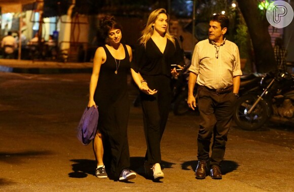 Fernanda Gentil curte barzinho do baixo Gávea, na zona sul do Rio de Janeiro, com a namorada, Priscila Montandon, e o pai, Maurício Gentil, na noite desta quarta-feira, 25 de outubro de 2018