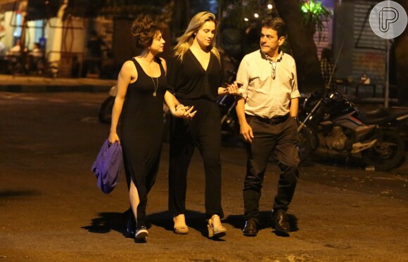 Fernanda Gentil curte barzinho do baixo Gávea, na zona sul do Rio de Janeiro, com a namorada, Priscila Montandon, e o pai, Maurício Gentil, na noite desta quarta-feira, 25 de outubro de 2018