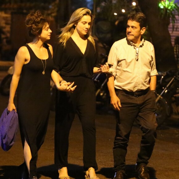 Fernanda Gentil curte barzinho do baixo Gávea, na zona sul do Rio de Janeiro, com a namorada, Priscila Montandon, e o pai, Maurício Gentil, na noite desta quarta-feira, 25 de outubro de 2018