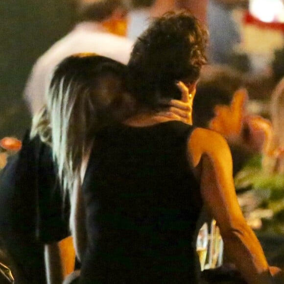 Fernanda Gentil curte barzinho do baixo Gávea, na zona sul do Rio de Janeiro, com a namorada, Priscila Montandon, e o pai, Maurício Gentil, na noite desta quarta-feira, 25 de outubro de 2018