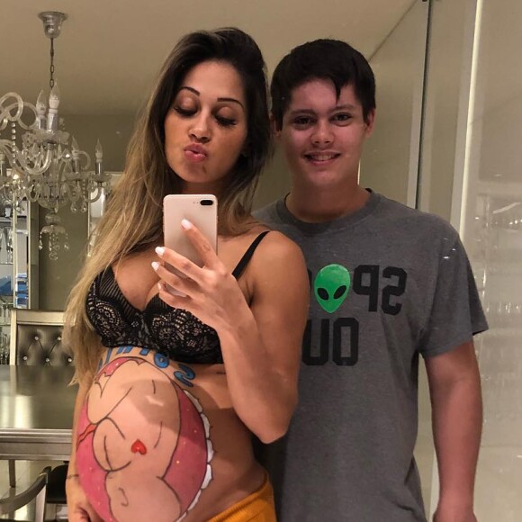 Mayra Cardi rebateu críticas: 'Eu mesma cuido dela, nem babá deixamos cuidar. Optamos por cuidarmos sozinhos. Bebê dorme muito nesse início e dá para fazer muita coisa entre mamadas e cagadas'