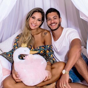 'Minha cadeira perfeita de amamentação é a cadeira do escritório, nada de poltrona, nada de silêncio, porque mamamos escutando as músicas que eu gosto... ', disse Mayra Cardi