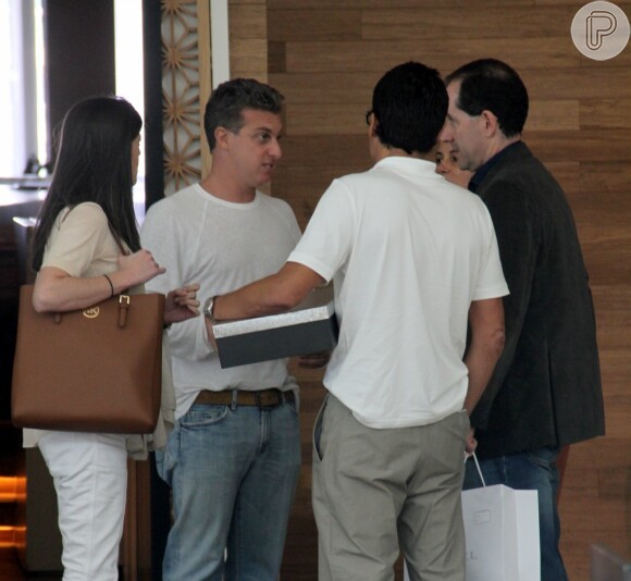 Luciano Huck conversa com um grupo de amigos no shopping Village mall, no Rio