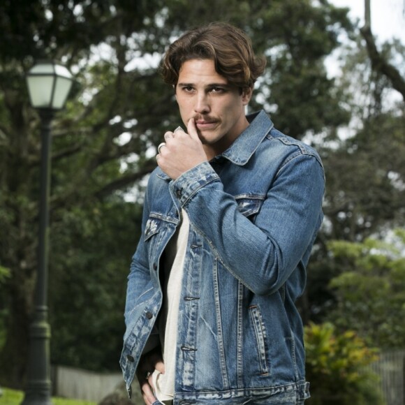 'Essa sua mania de me fazer sorrir, Romulo Arantes Neto', escreveu Pâmela Thomé para Romulo Arantes Neto na web