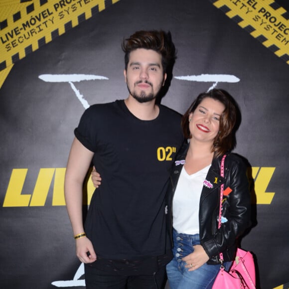 Fernanda Souza posou com Luan Santana em bastidor de show nesta sexta-feira, 26 de outubro de 2018