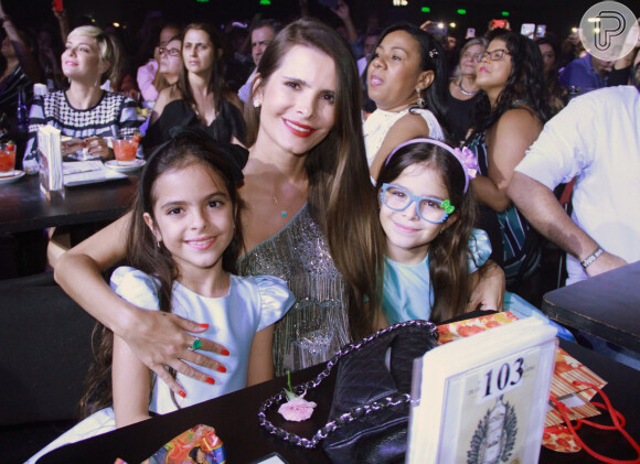 Mulher de Luciano Camargo, Flávia Fonseca levou as filhas, Isabella e Helena, de 8 anos, para o show do pai