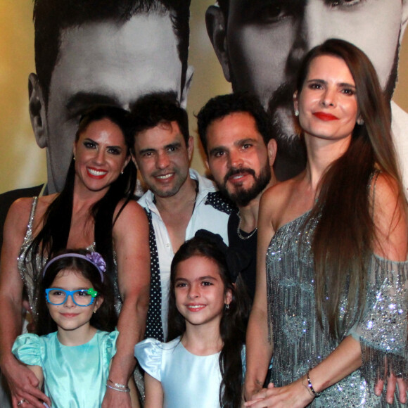 Filhas de Luciano Camargo, Isabella e Helena foram ao show do sertanejo