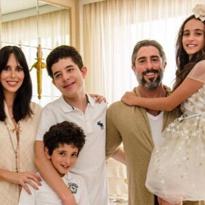 Filhos de Marcos Mion e Suzana Gullo, Romeo, Donatella e Stefano fizeram primeira comunhão em São Paulo