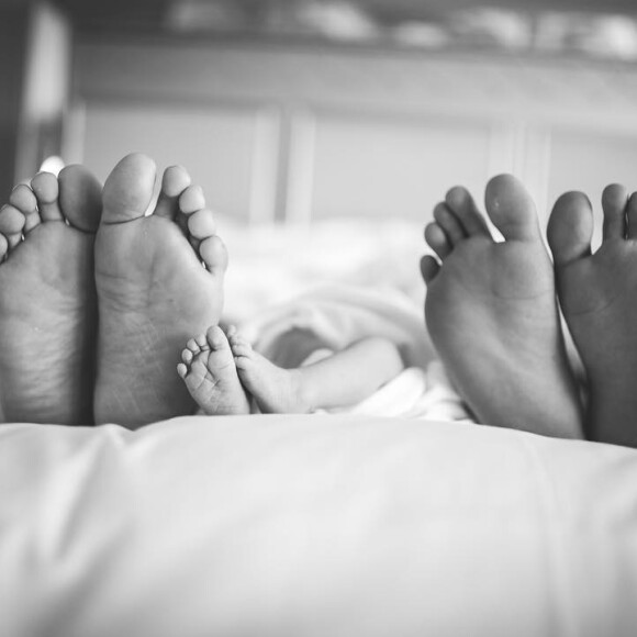 Mayra Cardi afirmou que a filha está dividindo a cama com o casal