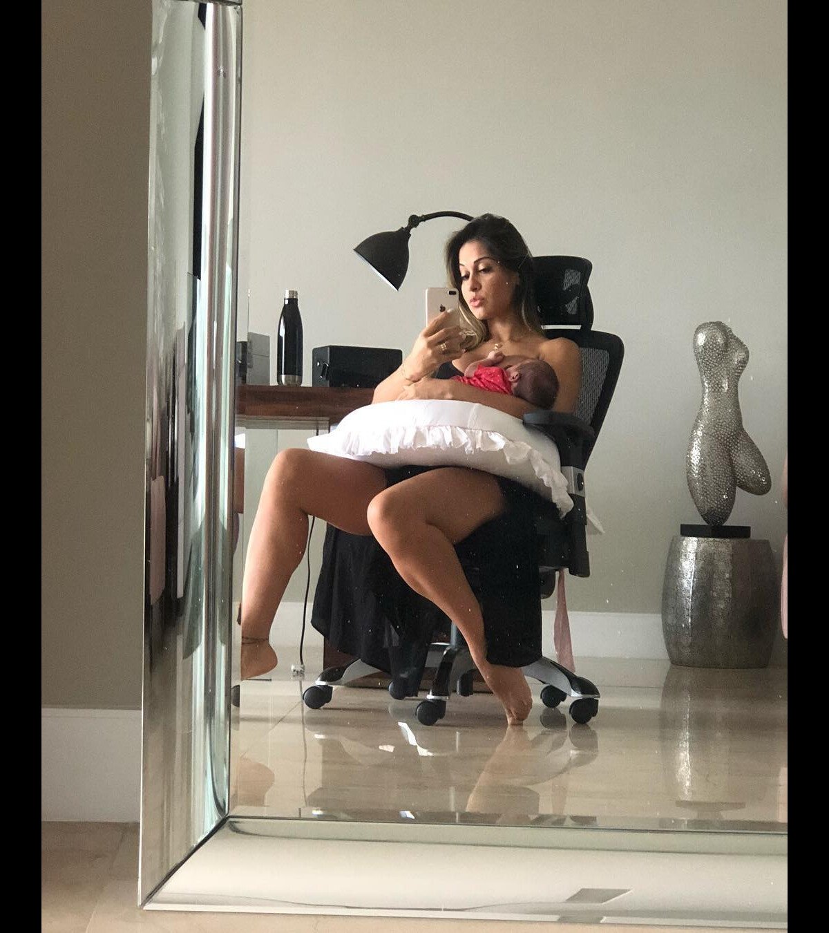 Foto: Mayra Cardi brincou neste domingo, 28 de outubro de 2018, ao mostrar  os seus seios inchados - Purepeople