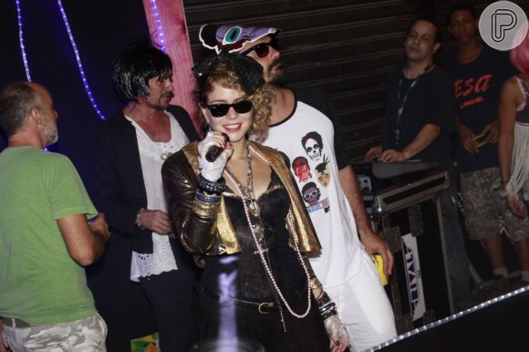 Leandra Leal curte festa no Teatro Rival, no Rio, vestida de Madonna