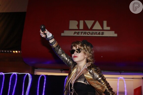 Leandra Leal se veste como a cantora Madonna em festa