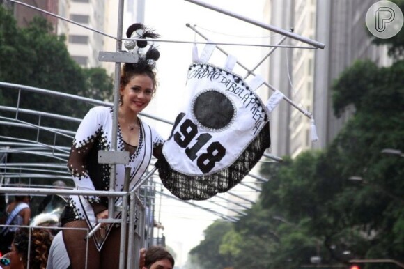 Leandra Leal participa do desfile do Cordão do Bola Preta, no Rio