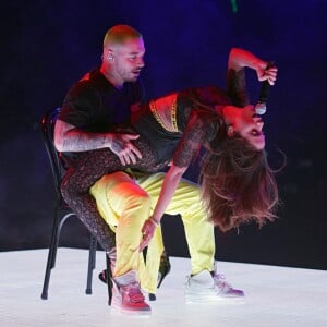 Anitta e J Balvin protagonizaram uma performance sensual