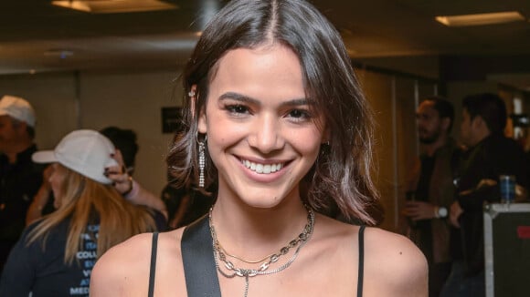 Bruna Marquezine usa camisa Gucci de R$ 1.640 ao deixar Fernando de Noronha