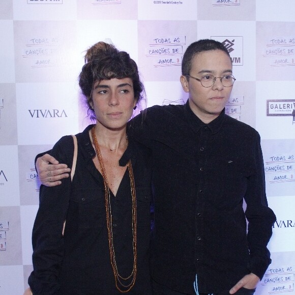 Maria Gadu e a mulher, Lua Leça, conferiram a sessão para convidados do filme 'Todas As Canções de Amor'