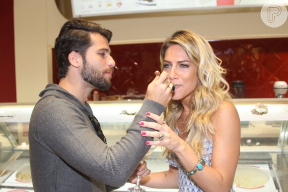 Bruno Gagliasso e Giovanna Ewbank participam da inauguração da loja de sorvetes Häagen-Dazs, em São Paulo (27 de agosto de 2014) 