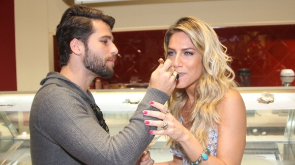 Bruno Gagliasso dá sorvete na boca de Giovanna Ewbank em evento