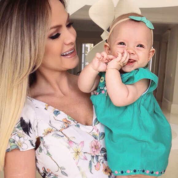 Filha de Eliana colhe jabuticabas em pé e apresentadora declara: 'Sempre sonhei', em 30 de outubro de 2018