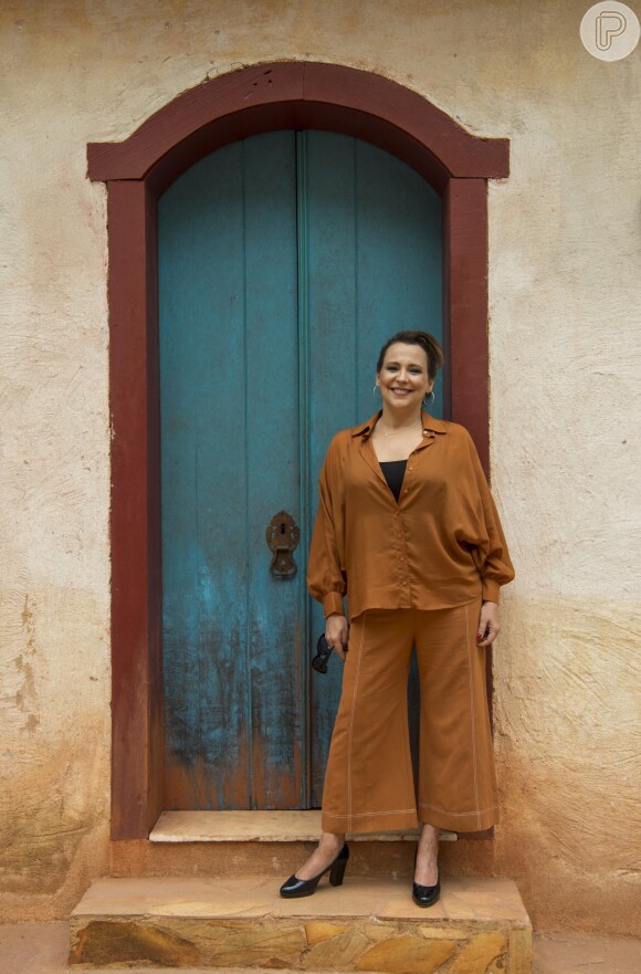 Ana Beatriz Nogueira escolheu um conjunto em tom de terracota, bem elegante, para o lançamento da novela 'O Sétimo Guardião'