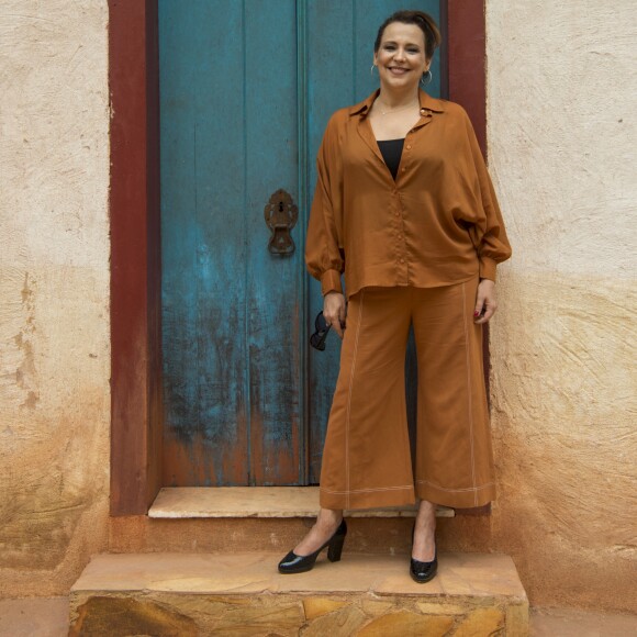 Ana Beatriz Nogueira escolheu um conjunto em tom de terracota, bem elegante, para o lançamento da novela 'O Sétimo Guardião'