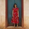 No lançamento da novela 'O Sétimo Guardião', Vanessa Giácomo escolheu um vestido midi estampado bem aceso e com estampas de peixe, da marca Stella Aranha