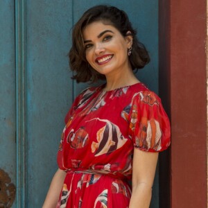 All red! O vestido vermelho estampado que Vanessa Giácomo usou no lançamento da novela 'O Sétimo Guardião' deixa o look mais aceso e quente