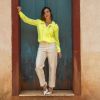 Neon: Laryssa Ayres apostou na tendência do neon e escolheu uma camisa verde-limão da marca CLXTO para o lançamento da novela 'O Sétimo Guardião'