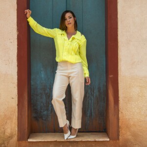 Neon: Laryssa Ayres apostou na tendência do neon e escolheu uma camisa verde-limão da marca CLXTO para o lançamento da novela 'O Sétimo Guardião'