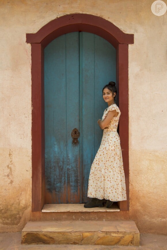 Look western: Giullia Buscacio escolheu um vestido floral e combinou com um bota durante o lançamento da novela 'O Sétimo Guardião'