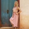 Romântica: Letícia Spiller escolheu um vestido midi rosê para o lançamento da novela 'O Sétimo Guardião'
