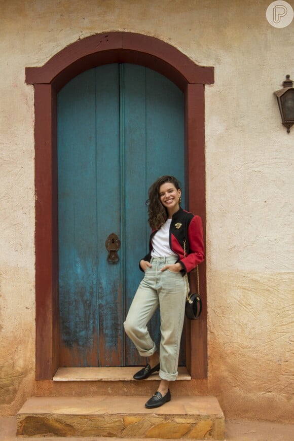 Look comfy: Bruna Linzmeyer escolheu uma calça jeans alta e mocassim para o lançamento da novela 'O Sétimo Guardião'