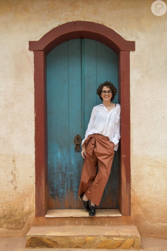 Look certeiro: Carol Duarte escolheu a clássica camisa branca de botões para combinar com a calça terracota