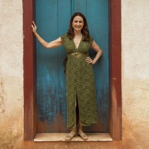 O vestido verde musgo com um fenda elegante foi a escolha de Zezé Polessa para o lançamento da novela 'O Sétimo Guardião'