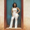 All white: Viviane Araújo escolheu um macacão branco com cinto marcando a cintura para o lançamento da novela 'O Sétimo Guardião'
