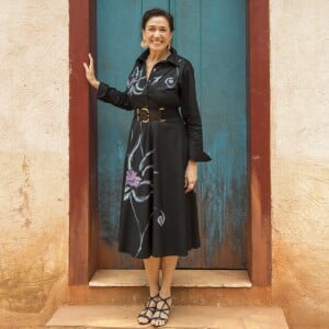 Lília Cabral escolheu um vestido midi preto com cinto largo, bem elegante, para o look de lançamento da novela 'O Sétimo Guardião'