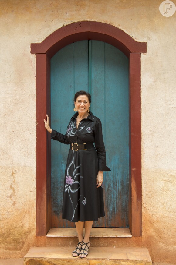 Lília Cabral escolheu um vestido midi preto com cinto largo, bem elegante, para o look de lançamento da novela 'O Sétimo Guardião'