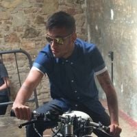 Neymar encarna motoqueiro e posa cheio de estilo para foto: 'Trabalhando'