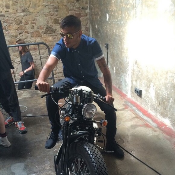 Neymar faz pose em moto e avisa: 'Trabalhando'