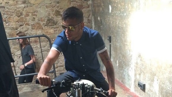 Neymar encarna motoqueiro e posa cheio de estilo para foto: 'Trabalhando'