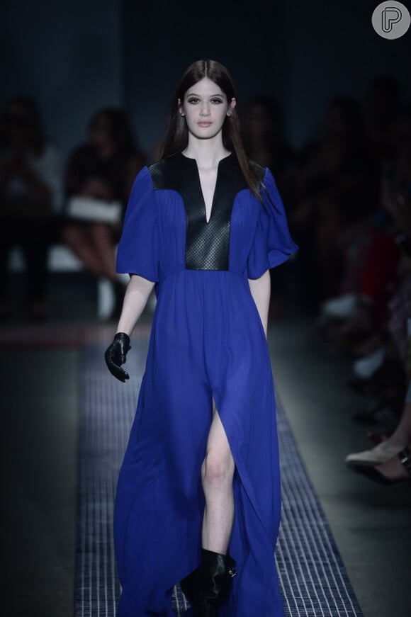Azul é a cor mais quente nas passarelas SPFW: royal no vestido Reinaldo Lourenço